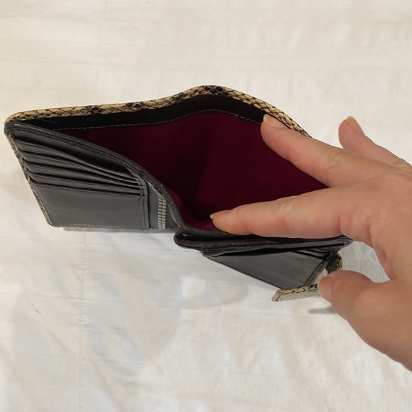 Beautiful leather Henri Bendel wallet - Picture 5 of 6